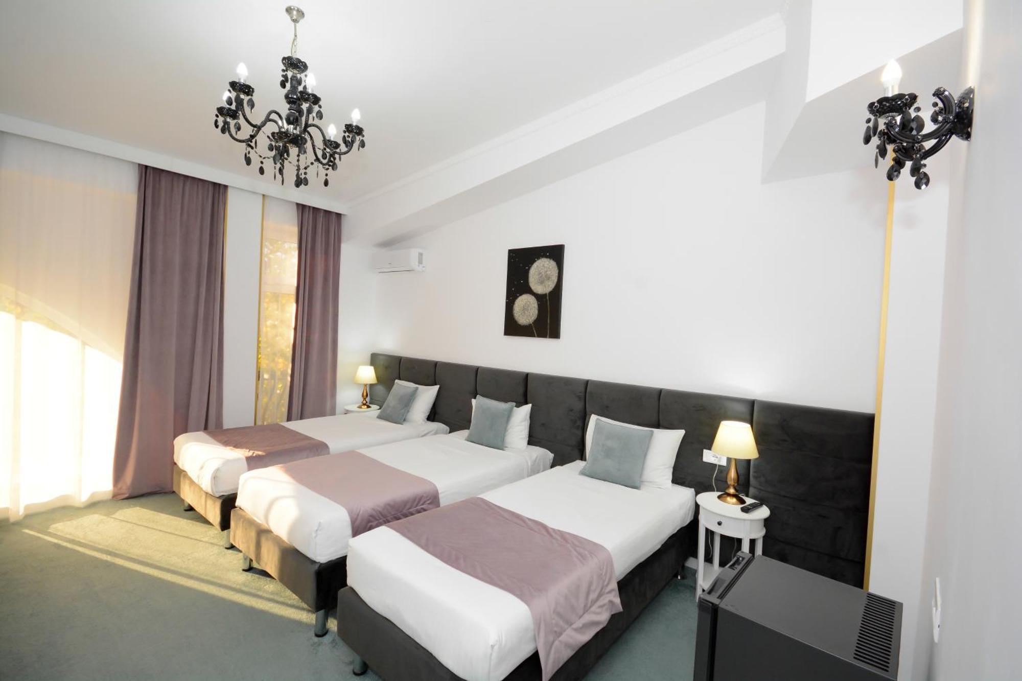 Hotel Andre'S クラヨーヴァ エクステリア 写真