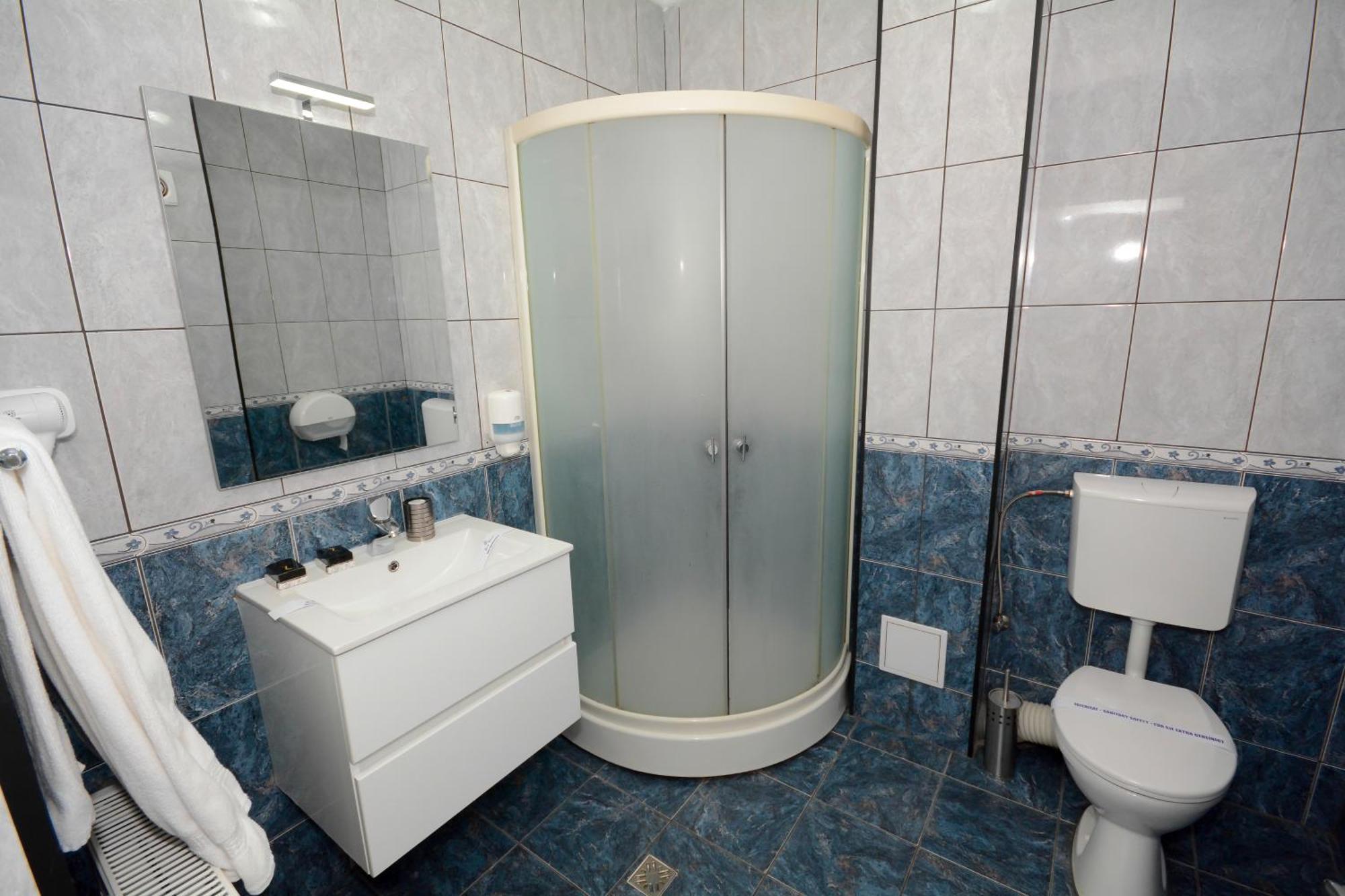Hotel Andre'S クラヨーヴァ エクステリア 写真