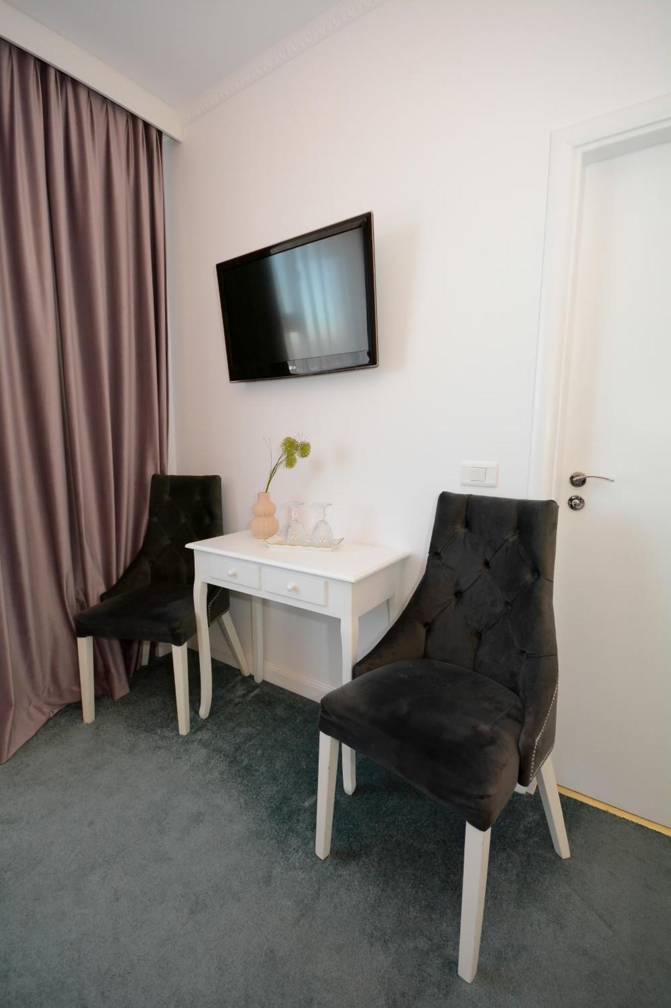 Hotel Andre'S クラヨーヴァ エクステリア 写真