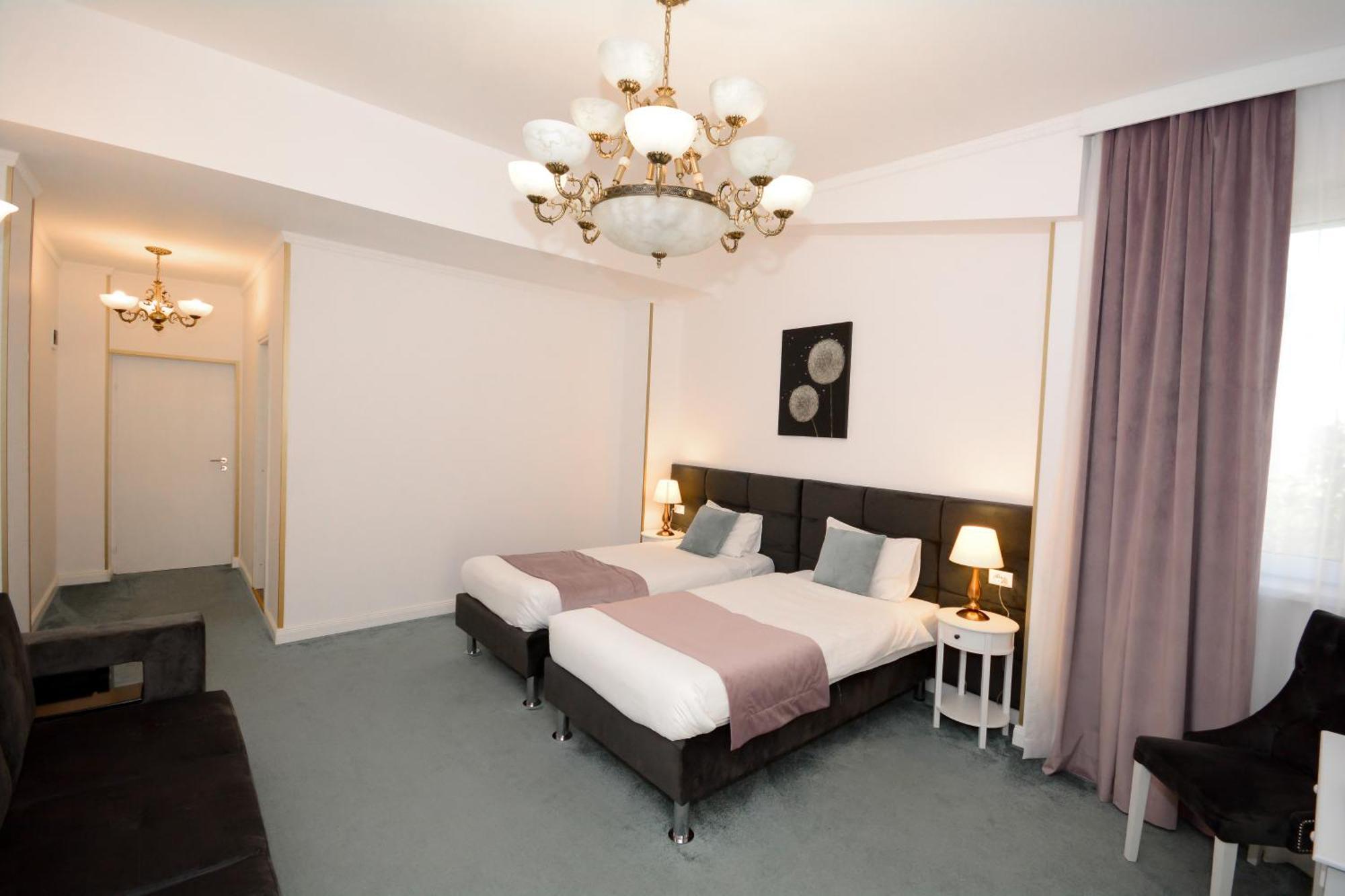 Hotel Andre'S クラヨーヴァ エクステリア 写真