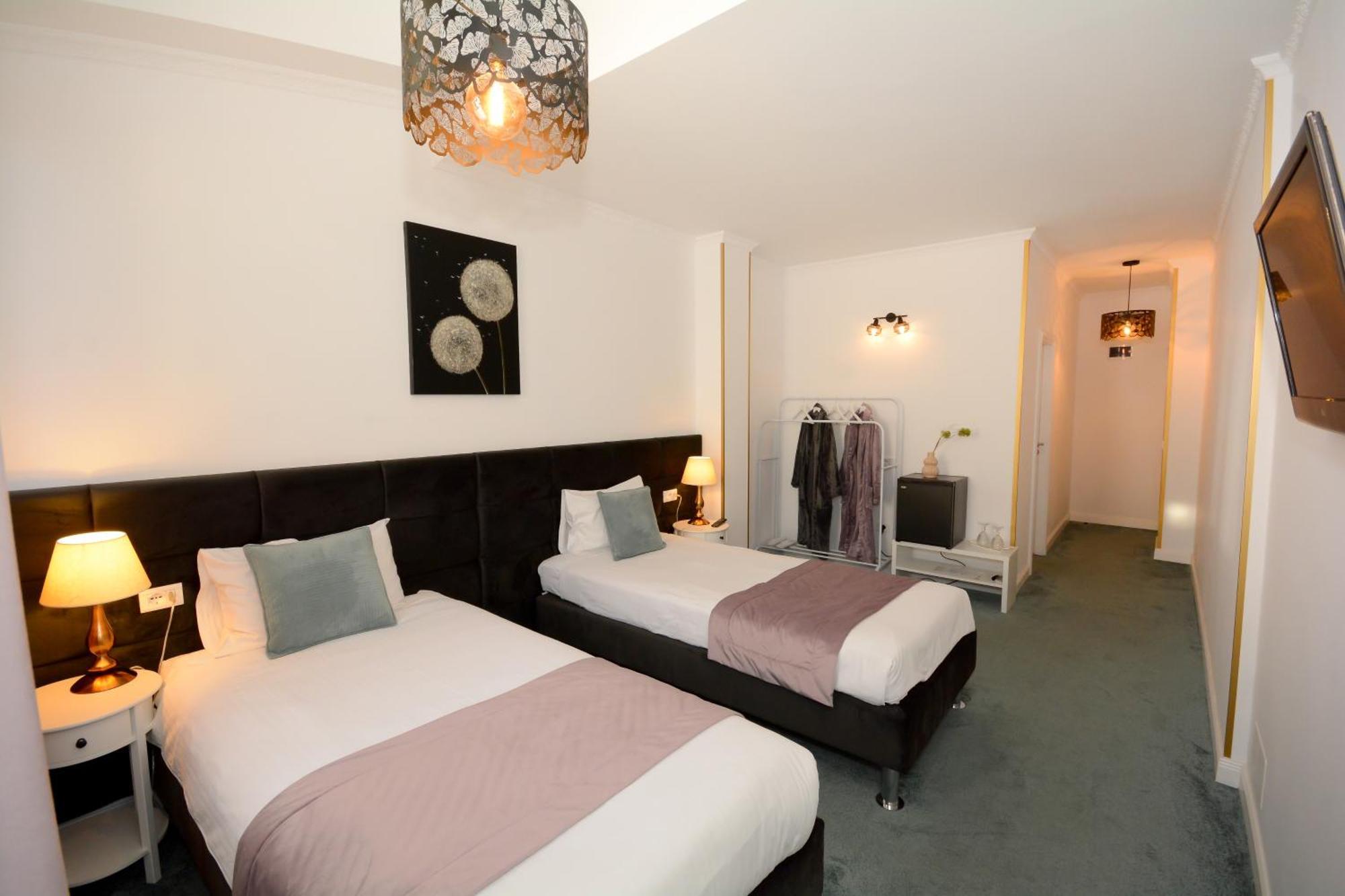 Hotel Andre'S クラヨーヴァ エクステリア 写真
