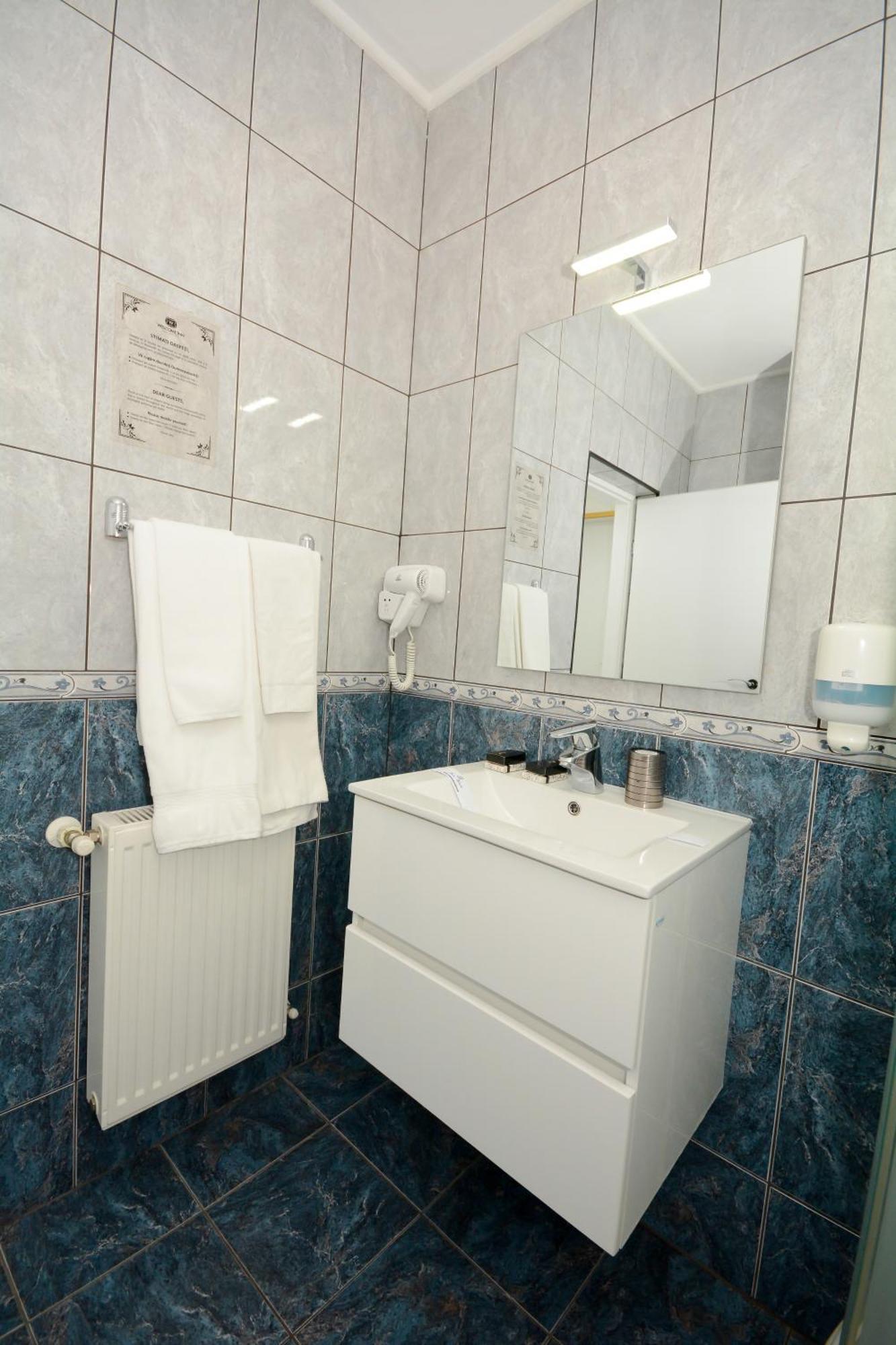Hotel Andre'S クラヨーヴァ エクステリア 写真