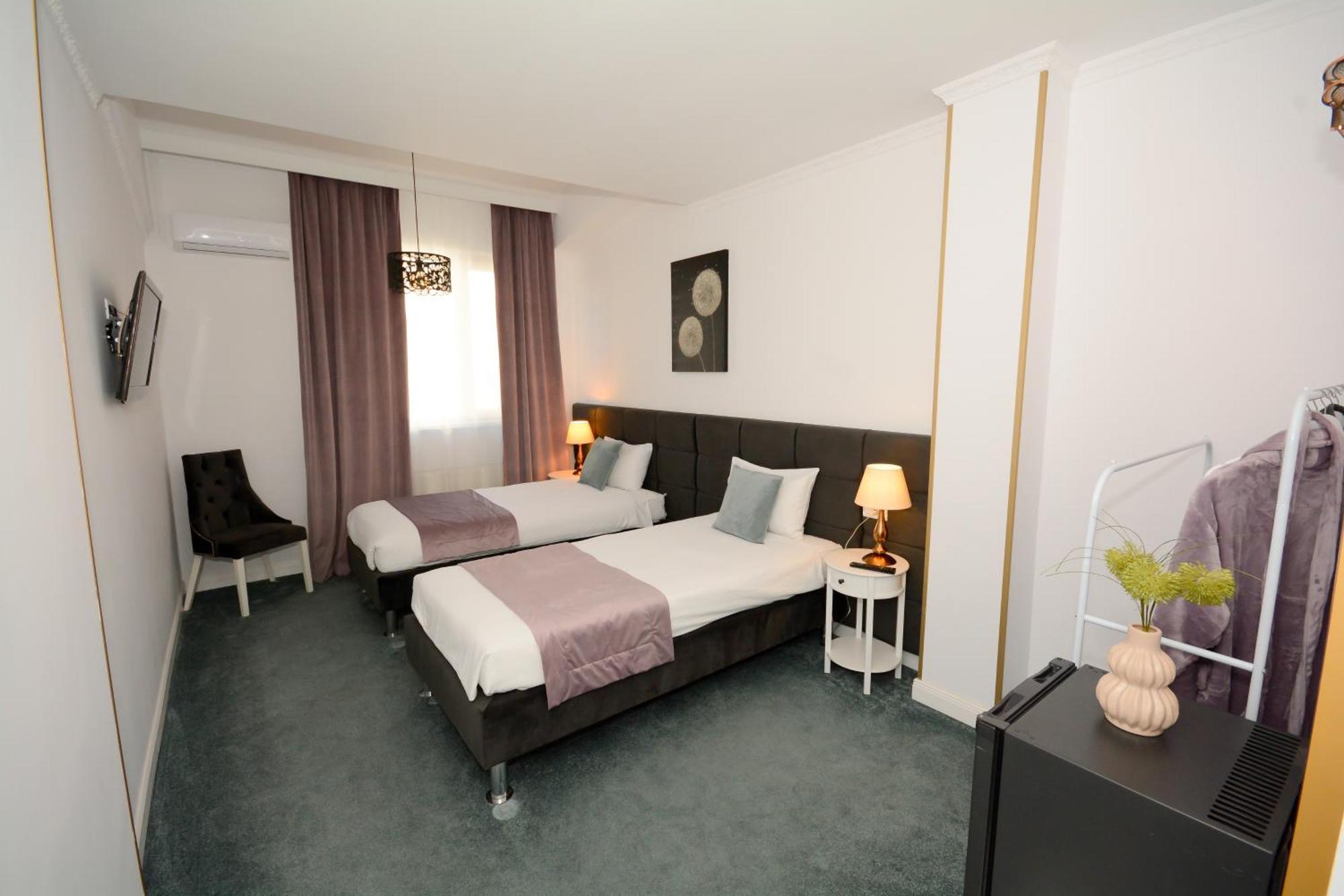 Hotel Andre'S クラヨーヴァ エクステリア 写真