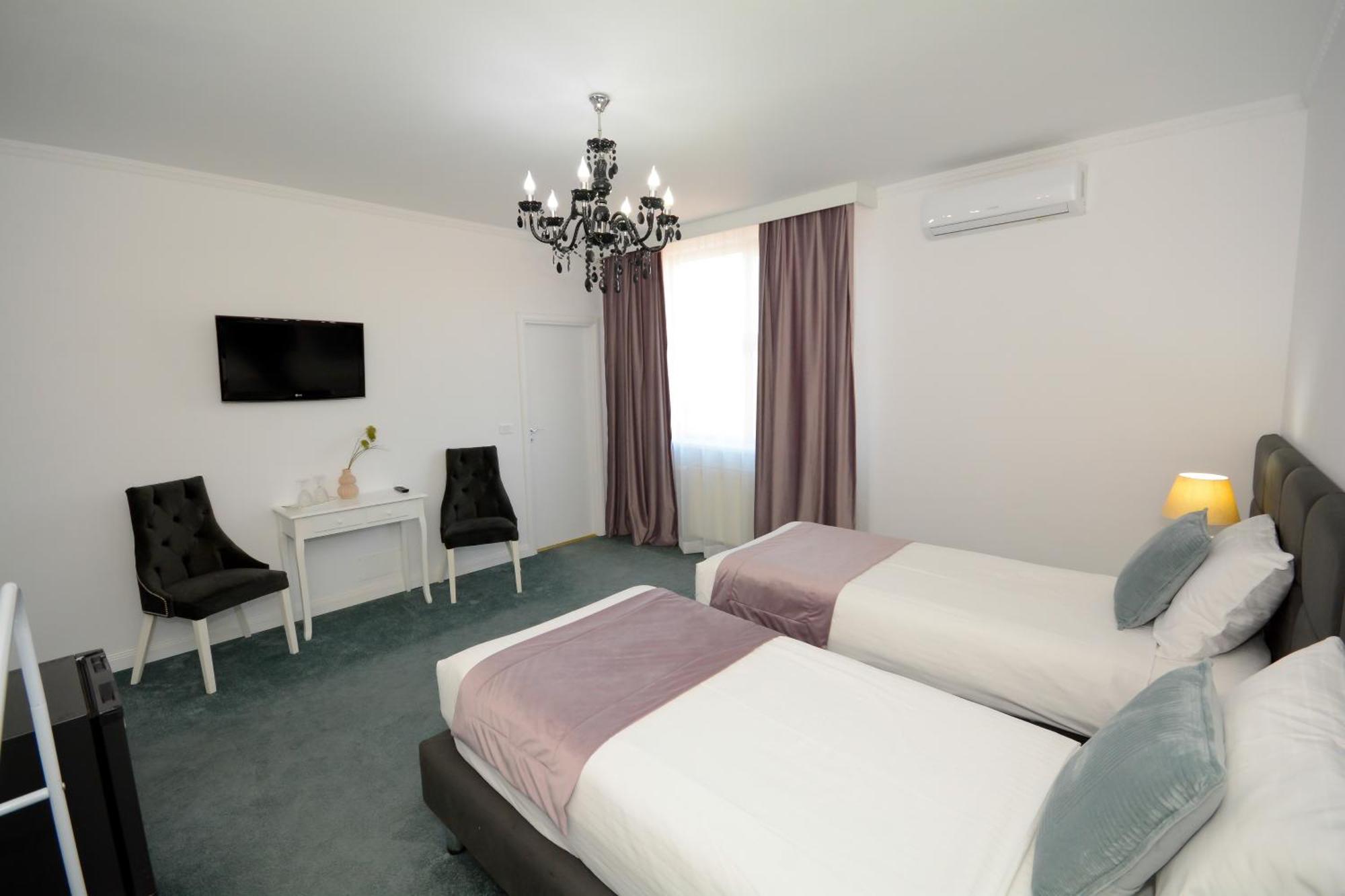 Hotel Andre'S クラヨーヴァ エクステリア 写真