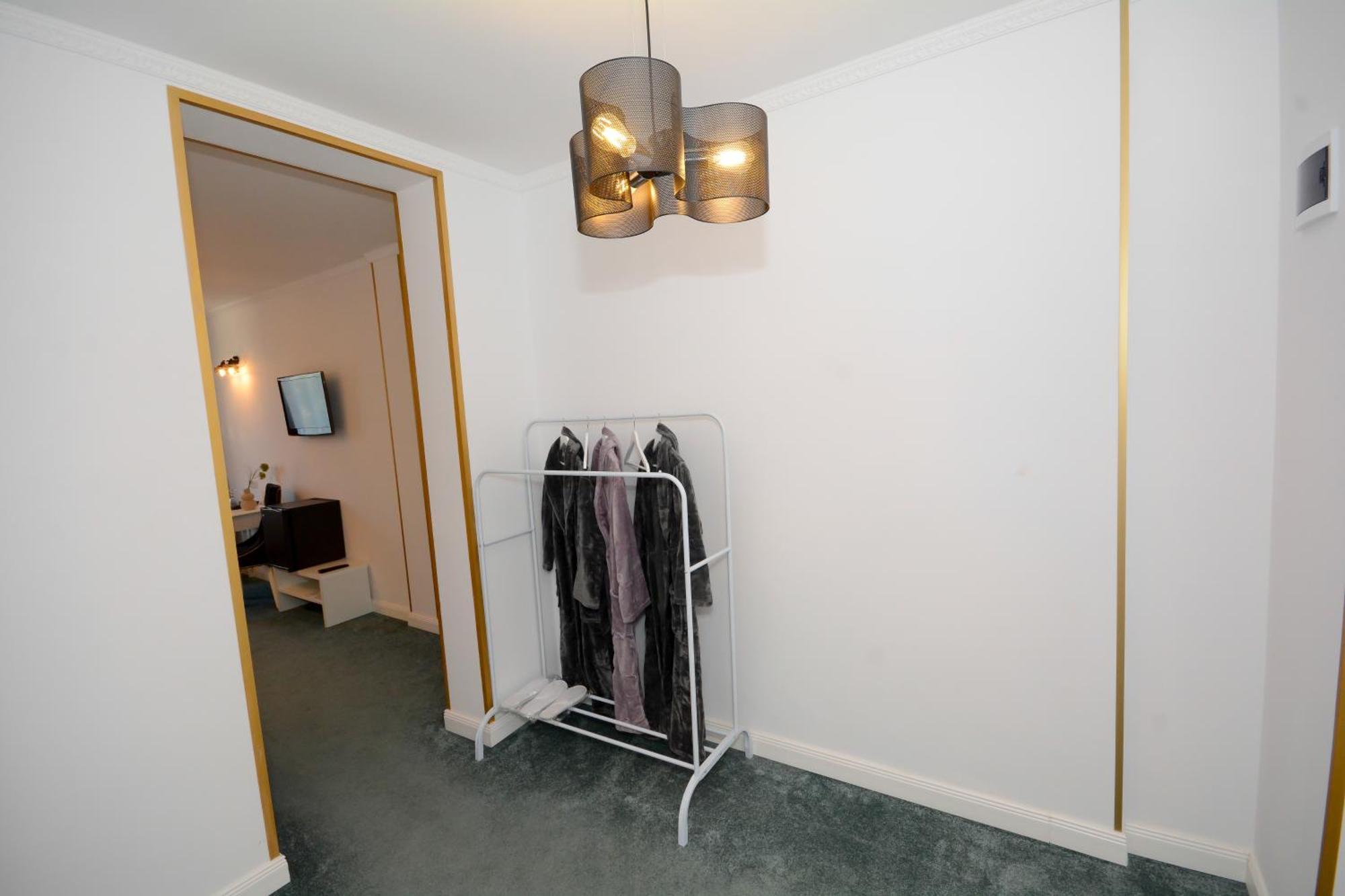 Hotel Andre'S クラヨーヴァ エクステリア 写真