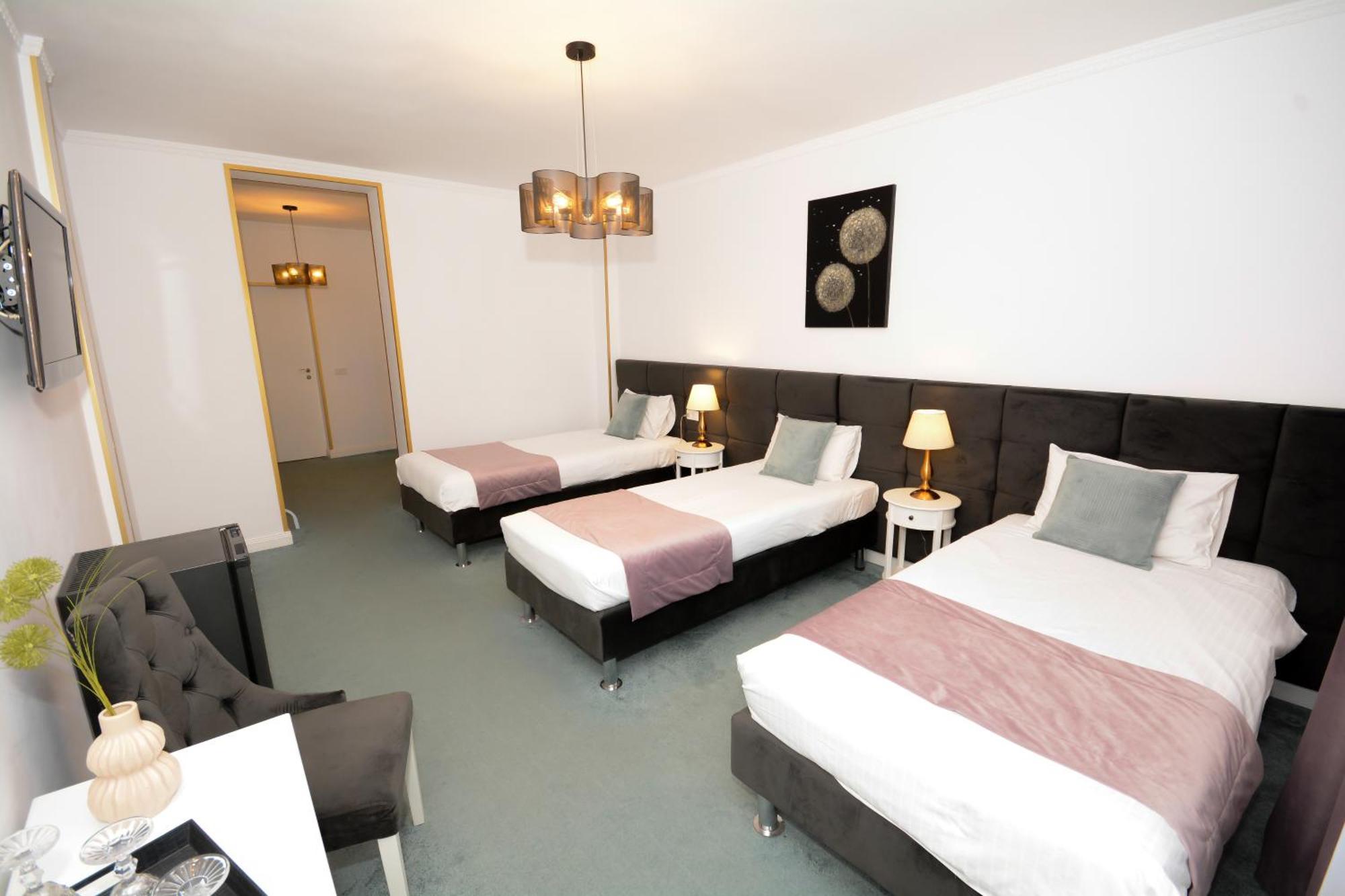 Hotel Andre'S クラヨーヴァ エクステリア 写真
