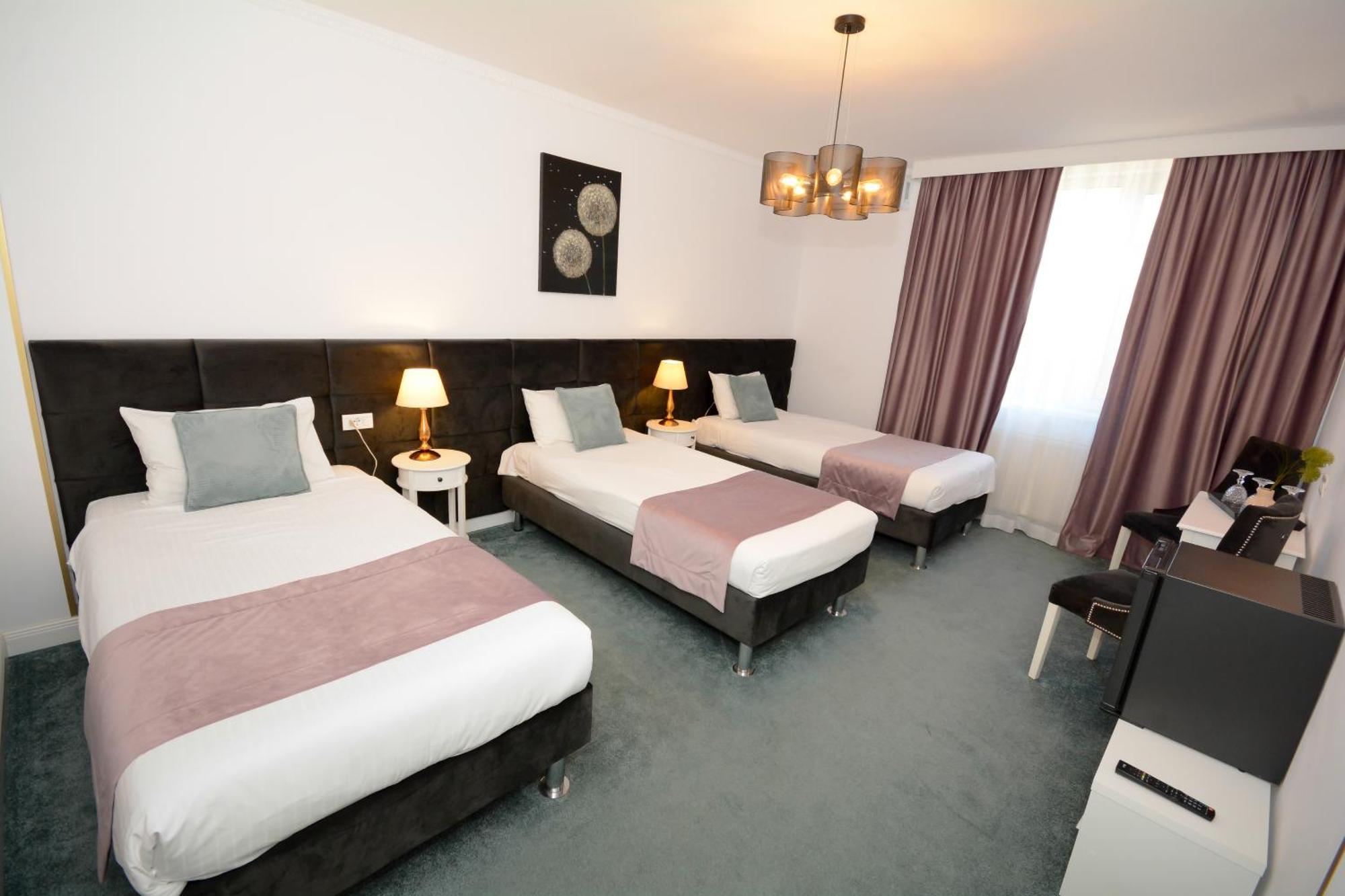 Hotel Andre'S クラヨーヴァ エクステリア 写真