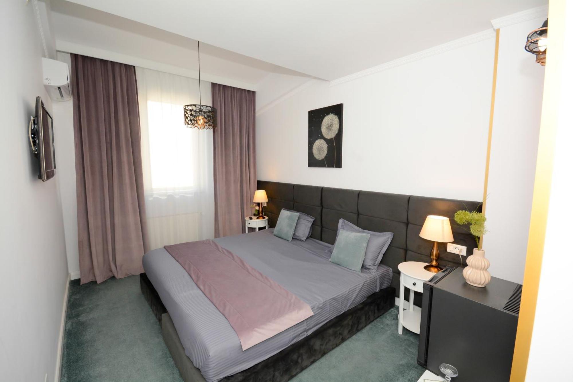 Hotel Andre'S クラヨーヴァ エクステリア 写真